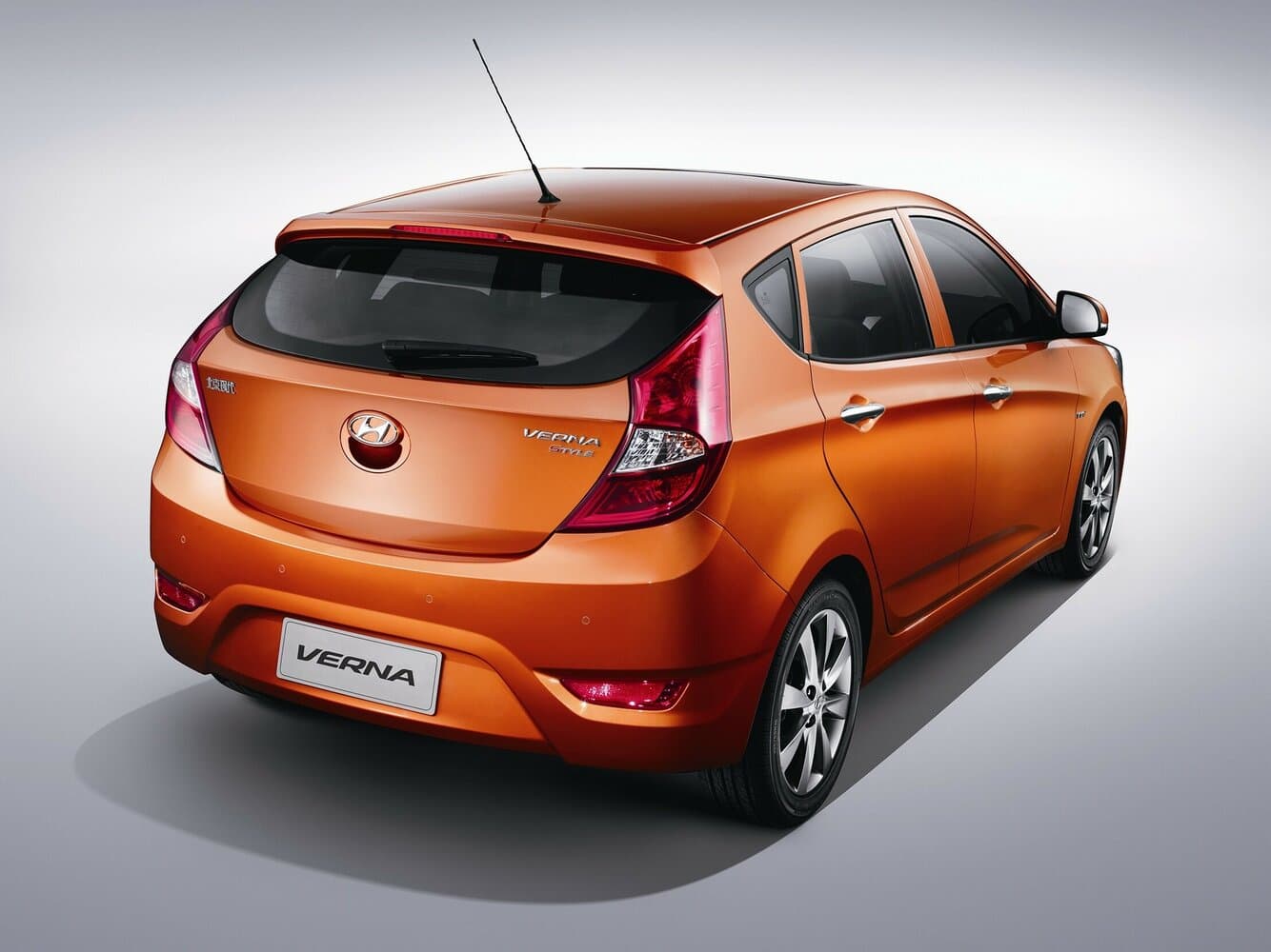 Hyundai Verna III Рестайлинг Хэтчбек 5 дв., фото 2