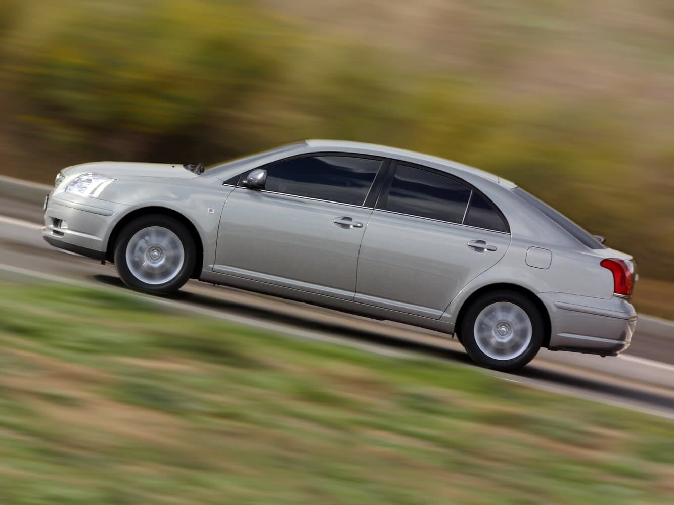 Toyota Avensis II Лифтбек, фото 2