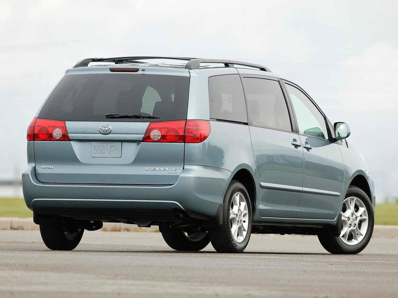 Toyota Sienna II Рестайлинг Минивэн, фото 2