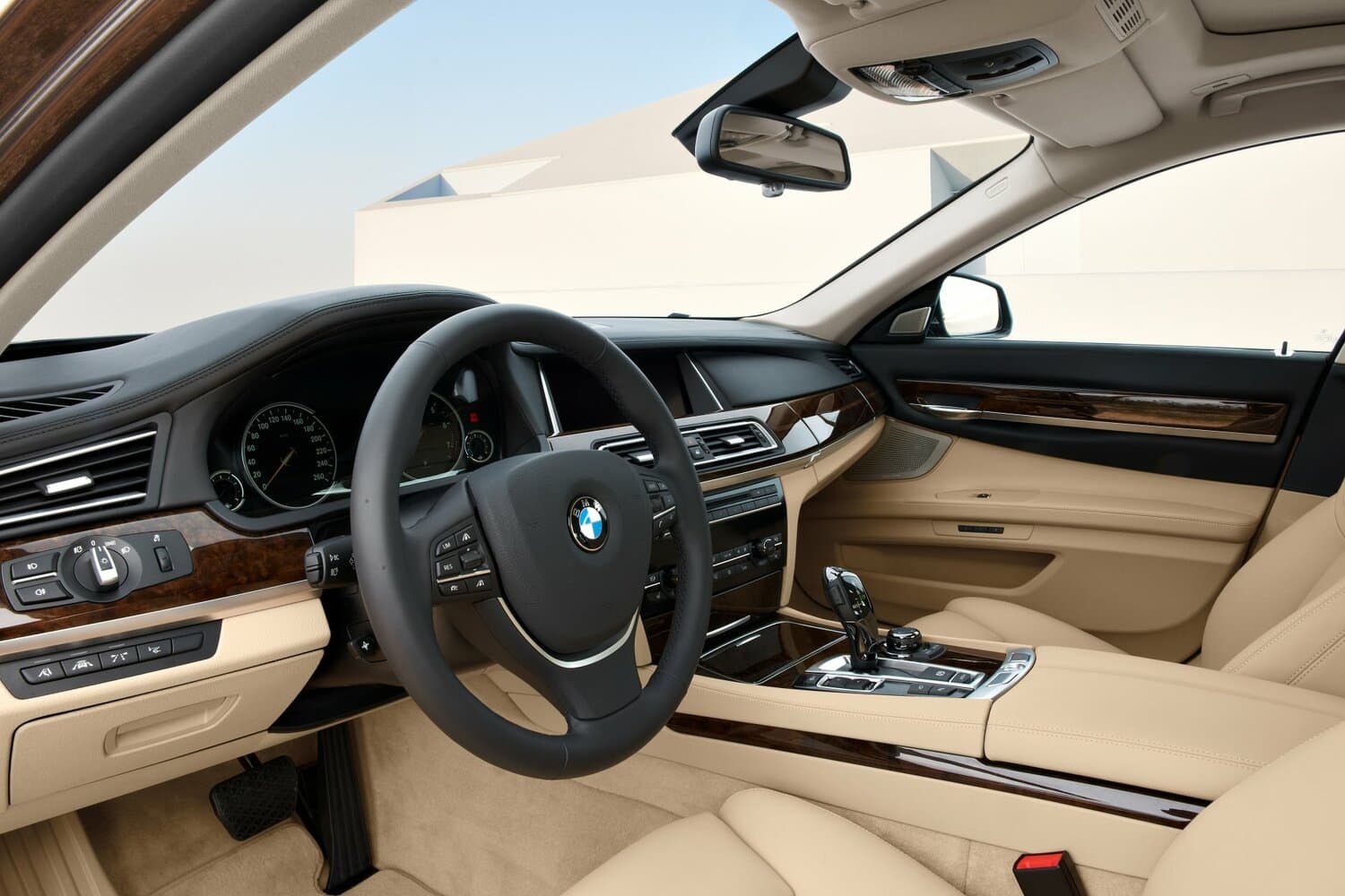 BMW 7 series V (F01/F02/F04) Рестайлинг Седан, фото 12