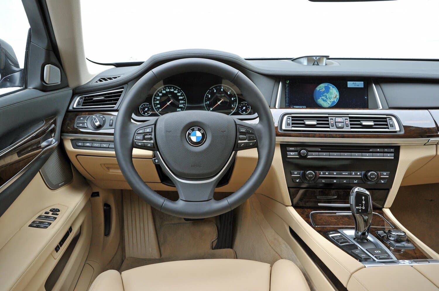 BMW 7 series V (F01/F02/F04) Рестайлинг Седан Long, фото 9