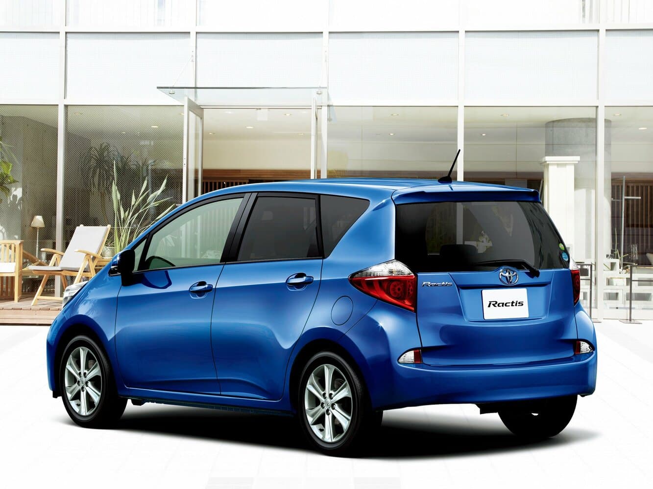 Toyota Ractis II Хэтчбек 5 дв., фото 3